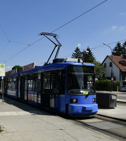 Tram R2.2 2161 am St. Veit Platz zurück zum Sendlinger Tor Platz. Mai 2018.