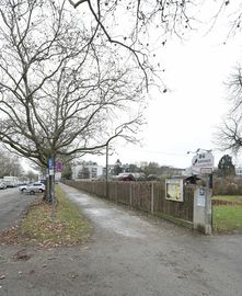 Am Eingang zur Kleingartenanlage und Gasthaus.