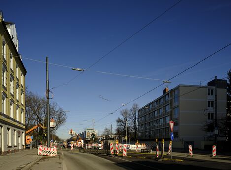 Belgradstraße mit Blick auf den Oberleitungsbau nahe der Kreuzung am Scheidplatz