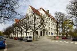 Die sogenannte Winthirschule. Mit der Hausnummer Winthirplatz 6.
