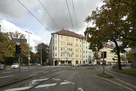 An der Eintrachtstraße schwenkt die St.-Martin-Straße zur linken Seite hin über. In der Mitte das Hotel Brecherspitze, St.-Martin-Straße 38.