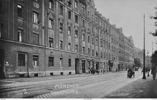 Die obere Isartalstraße um 1913. Entlang der Straße sind noch die Trambahngleise verlegt