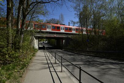 In Johanneskirchen entlang der Johanneskirchner Straße unterquert diese Unterfahrt die Bahntrasse.