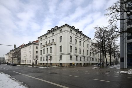 An der Brienner Straße beginnt die Türkenstraße. In dem Eckhaus befand sich bereits in den 1920er-Jahren eine Niederlassung der Bayerischen Gemeindebank, Girozentrale