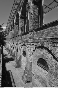 Unterkellerter Arkadengang, der das Maschinenhaus mit den Pumpen und Turbinen verbirgt.