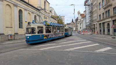 M4-Wagen 2412 mit m4-Beiwagen 3407 beim Einreihen