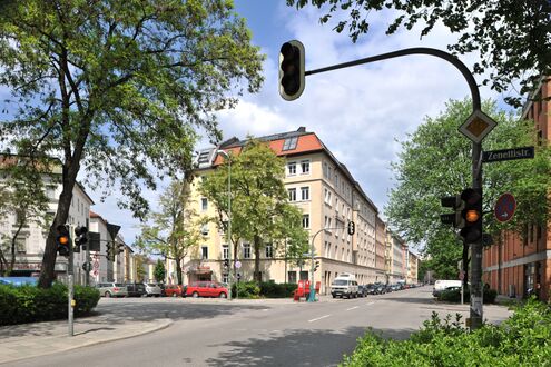 Im Jahr 2012, der Zenettiplatz an der Gabelung Zenettistraße und Adlzreiterstraße, noch in der PKW-Parkplatz Nutzung