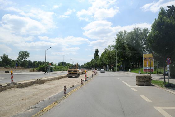 Cosmiastraße während des Trambahnbaus am Abzweig zur Sentastraße im Juni 2010.
