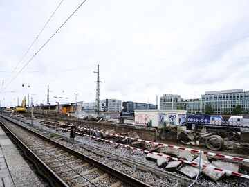 Im August 2023 wurde der alte Bahnsteig für stadtauswärtige Zugverbindungen abgetragen.