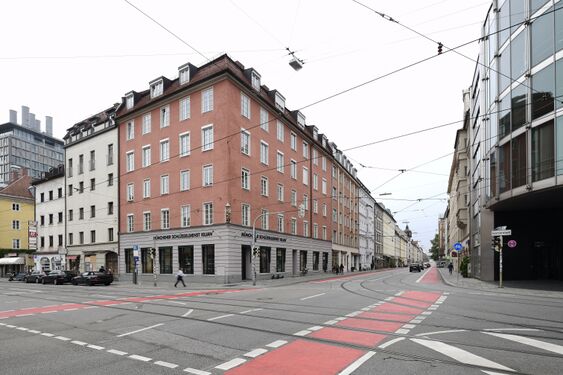 Die Kreuzung an der Müllerstraße, Fraunhoferstraße 1. Der Straßenzug seit August 2019 ohne parkende Fahrzeuge und mit der neuen Markierung der Fahrradspuren