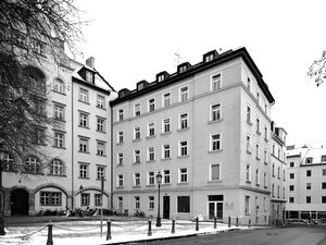 Am Stephansplatz erhebt sich mit der Hausnummer 1, eines von Warmbachs ausgeführten, und erhaltenen Häusern. Bauzeit um 1884.