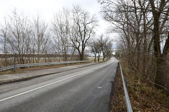 Die Straße am Stadtrand von München an der Brücke über die Bundesautobahn A8, Blickrichtung Perlach.