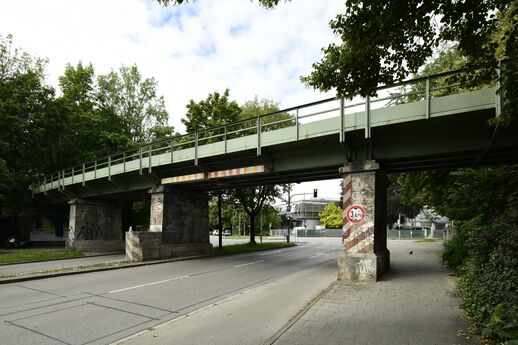 Isartalbahnbrücke über die Isartalstraße. Dahinter kreuzen die Schäftlarnstraße und die Lagerhausstraße