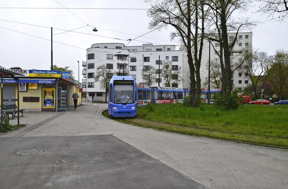 Trambahnlinie 17. Trambahnwendeschleife mit Kiosk im Jahr 2016. In den Jahren von 2011 bis 2017 befuhr die Linie 17, wie auf dem Foto zu sehen, mit Ziel Amalienburgstraße, diesen Abschnitt. Auch im Jahr 2021 befährt die Linie 17 den Abschnitt Amalienburgstraße - Schwanseestraße.