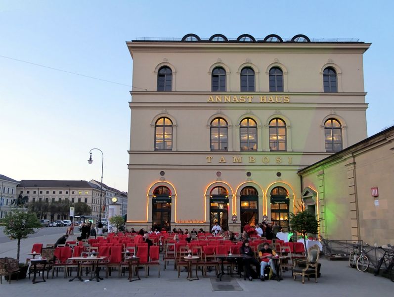 Datei:MUC AnnastHausTambosi 01.jpg