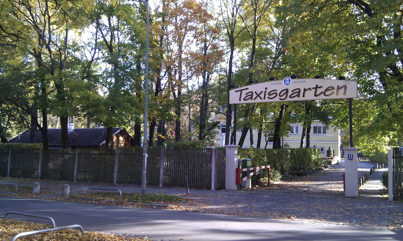 Datei:Taxisgarten Eingangsbereich (2012).png