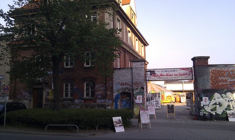 Datei:Open-Air-Kino im Viehhof Eingangsbereich.png