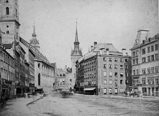 Im Jahr 1884, der Blick vom Tal hinauf bis zum Alten Rathaus. Im Jahr der Aufnahme gibt es noch keinen Trambahnbetrieb entlang der Straße.