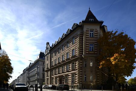Fassadenansicht Türkenstraße Nummer 103 an der Ecke mit der Georgenstraße. Mietshaus, Neurenaissance, in farbigen Backsteinschichten, mit Eckerker, 1889