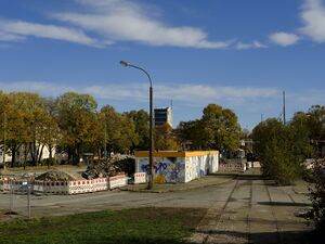 Das Trambahn-Stationshaus anfang November 2023, mit der Hausnummer Ratzingerplatz 4.