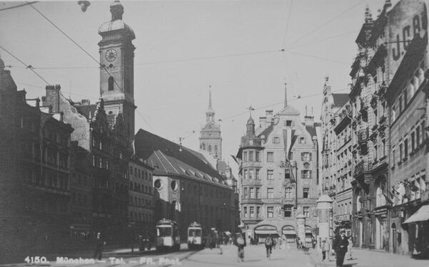 Trambahnbetrieb in den 1920er Jahren. Die Linie 9 ist unterwegs. Der Fotograf steht hinter der Häuserschleife zur Hochbrückenstraße und blickt in Richtung Heiliggeist Kirche. Auf der Straße ist der Gleisbogen aus der Hochbrückenstraße heraus noch zu erkennen