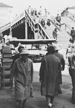 Unmittelbar vor dem Karlstor erhebt sich im Frühjahr 1969 eine Hochbrücke für die Fußgänger