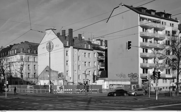 Fraunhoferstraße 43, an der Ecke mit der Erhardtstraße 1. Zustand 2012. Der ehemalige Ausschank mit Biergarten wurde 2013 abgerissen und Überbaut. Allerdings wird das dort bestehende Mietshaus bereits im Frühjahr 1944 durch Bomben zerstört