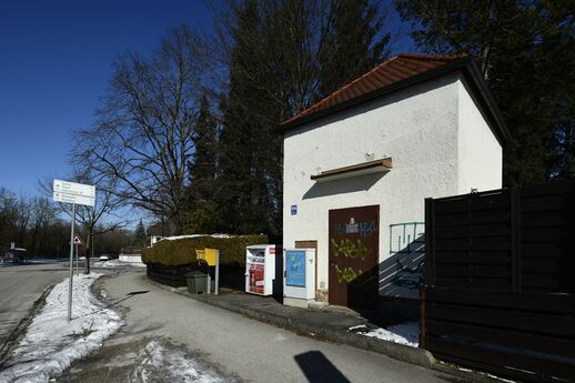 Dem Wegkreuz gegenüber, auf der anderen Straßenseite, das kleine Trafohaus, Hausnummer 166.