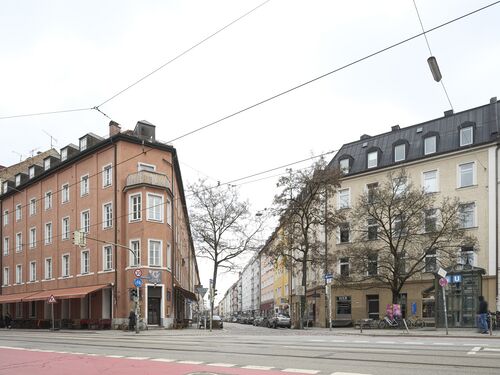 Fraunhoferstraße, die Hausnummern 39 und 41, von lins nach rechts. Mittig geht die Reichenbachstraße gen Gärtnerplatz. Im Spitz zulaufenden linken Mietshaus findet sich im Erdgeschoß nun das Lokal Gioia