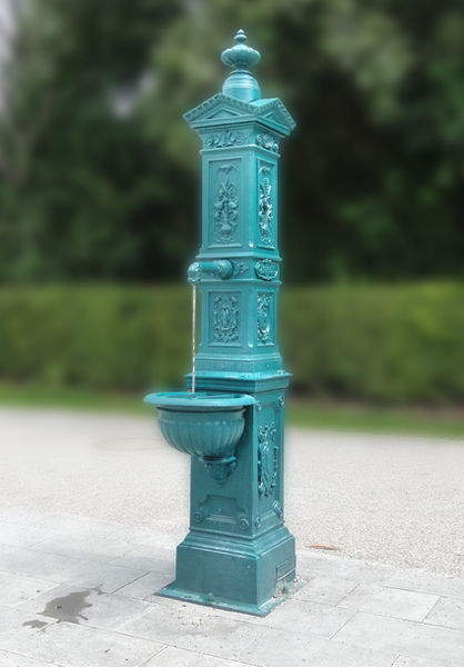 Datei:Tassiloplatz-Brunnen .jpg