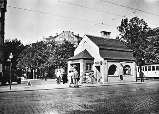 Befand sich das Stationshaus noch auf einer Insel, der Straßenverkehr und die Trambahngleise umrundeten es damals noch.