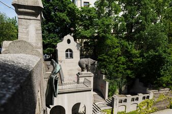 Blick auf den Brückenaufgang mit dem Bären und dem Kindl von der rechten Seite