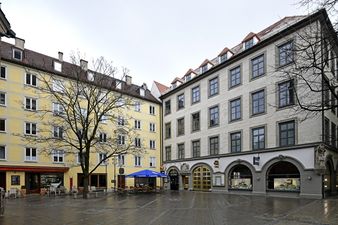 1913, das sich auf der rechten Bildhälfte befindliche Gebäude, Frauenplatz 13. Errichtet im Jahr 1913 für den Geschäftsmann Dall'Armi.