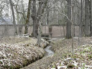 An der Schlossparkmauer, unmittelbar vor der Menzinger Straße