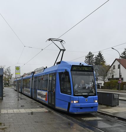 Tram R2.3 2202 am St. Veit Platz nach Emmeram. Oktober 2018.