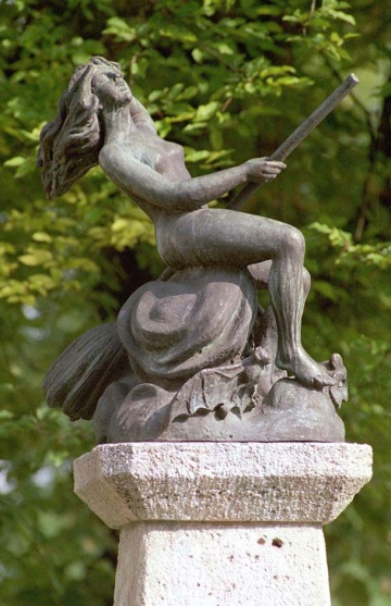 Drude auf Besenstil & Wolke reitend, begleitet von Fledermaus und Eule