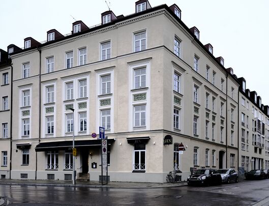 Lehel, Fassadenansicht Kanalstraße 14. Mietshaus, an der Einmündung zur Kanalstraße vom Ring ausgehend.