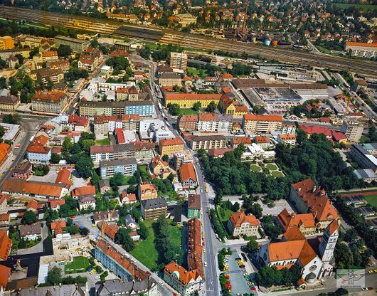 Pasing um 1980, Bildrand links: der Pasinger Marienplatz, im Bild zentral zum Bahnhof führend die Bäckerstraße. Dort eine Vergrößerung dieses Bildes. (Luftbild von Karl Schillinger)