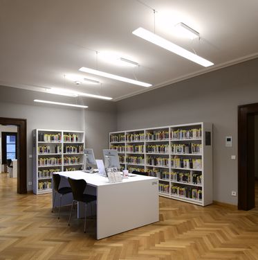 Obergeschoß, Raum für die Bibliothek Münchner Autorinnen und Autoren, im linken Nebenzimmer die Bibliothek Familie Mann anschließend.