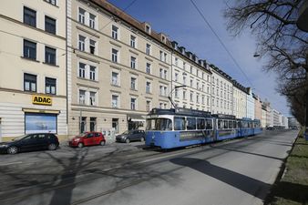 Trambahnbetrieb auf der Orleansstraße.