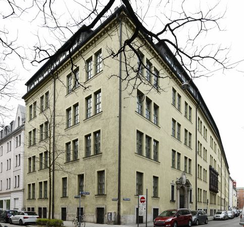 Berufsschule für Holztechnik und Innenausbau, Städtische Berufsschule für Orthopädietechnik. In den Jahren (1903–1905) Nach Planung Hans Grässels errichtet.