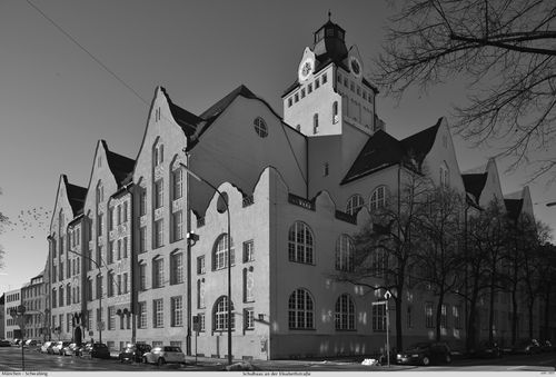Ehedem Volsschule erbaut. Heute ist hier ein Berufsbildungszentrum untergebracht.