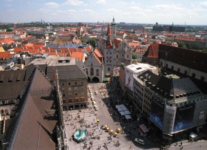Marienplatz v Turm.jpg.jpg
