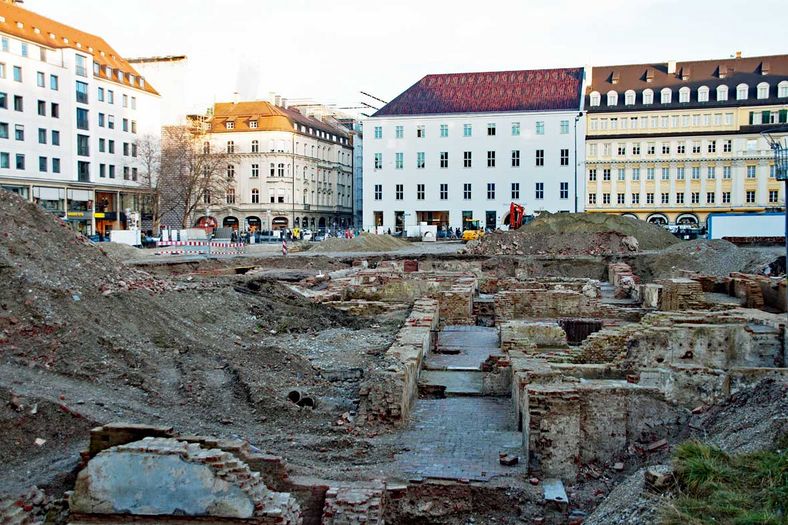 Über dem Areals am Marienhof befanden sich vor der Zerstörung in den Jahren des 2. Weltkriegs Wohnhäuser. Bevor nun in der Zeit des Baus der 2. Stammstrecke das Grundstück völlig ausgegraben wird, konnten nochmals die Fundamente der ehemaligen Bebauung begutachtet werden. Herr Schillinger konnte im Jahr 2011 ein Teilstück fotografisch festhalten. Der Blick fällt von der Weinstraße, hinter dem Rathaus, über das Gelände bis hinüber zur Residenzstraße und Dienerstraße.