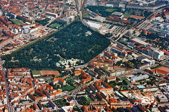 Giesing, zentral der Ostfriedhof (Luftbild: K.S. von 1975.