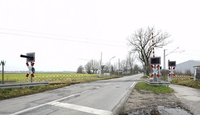 Am Bahnübergang Fasangartenstraße. Bei Kilometer 2,968 auf der Strecke Richtung Kreuzstraße.