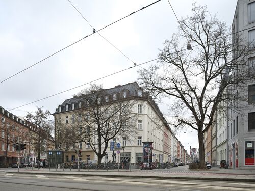 Entlang der Fraunhoferstraße bei Hausnummer 41 mit der Verbindung zur Baaderstraße. Zugang U-Bahn Haltestelle Fraunhoferstraße Anschluß Baaderstraße und Reichenbachstraße über Treppe und Aufzug