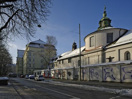 Von der Kapuzinerstraße herüber kommend beginnt die Isartalstraße