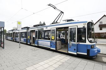 Die seit ende 2018 verkehrende Linie 21, hier in Form des Wagens 2106, wartend auf dem Rückweg zum Westfriedhof. Mai 2021.