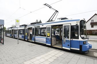 Die seit Ende 2018 verkehrende Linie 21, hier in Form des Wagens 2106, wartend auf dem Rückweg zum Westfriedhof. Mai 2021.